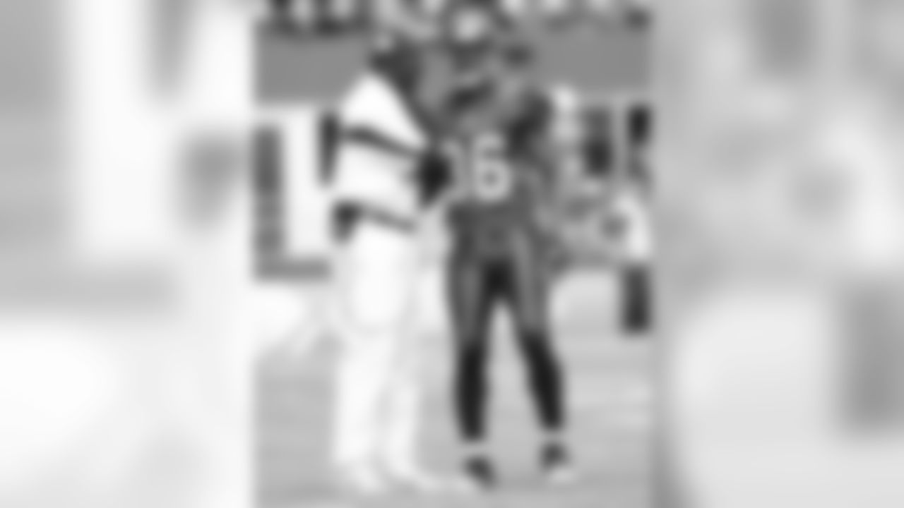 Jerry Gray served as the Seahawks defensive backs coach during the 2010 season during their 7-9 campaign,