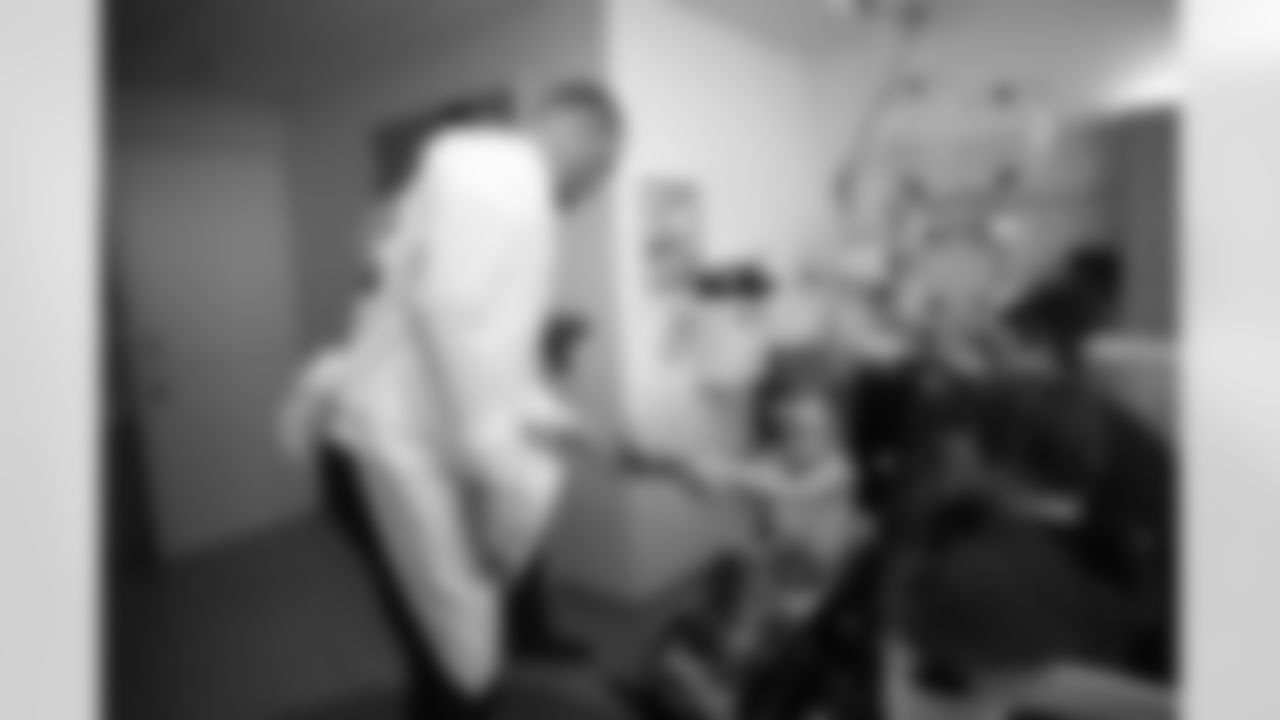 2016_1115_CR_HospitalVisit_ThanksgivingHuddle_0025