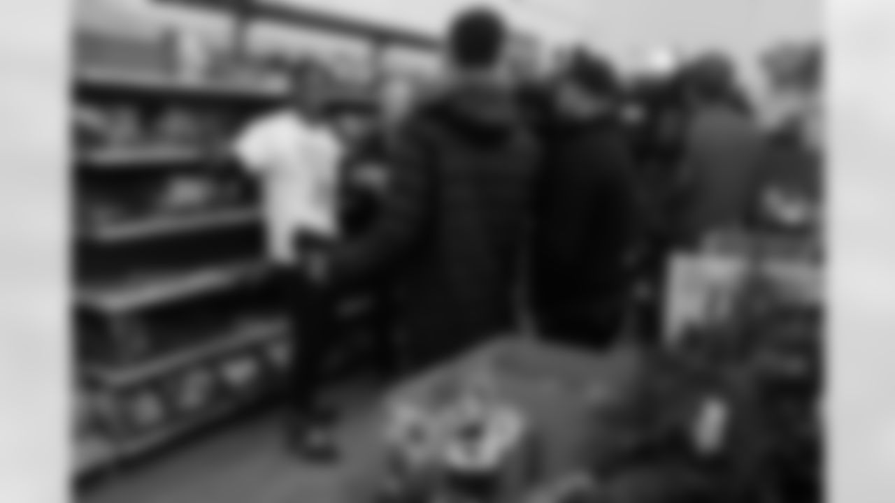 120522_ShopWithaJock_PP_001