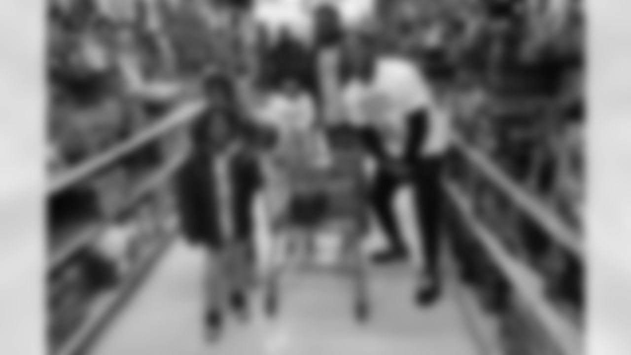 120522_ShopWithaJock_PP_017
