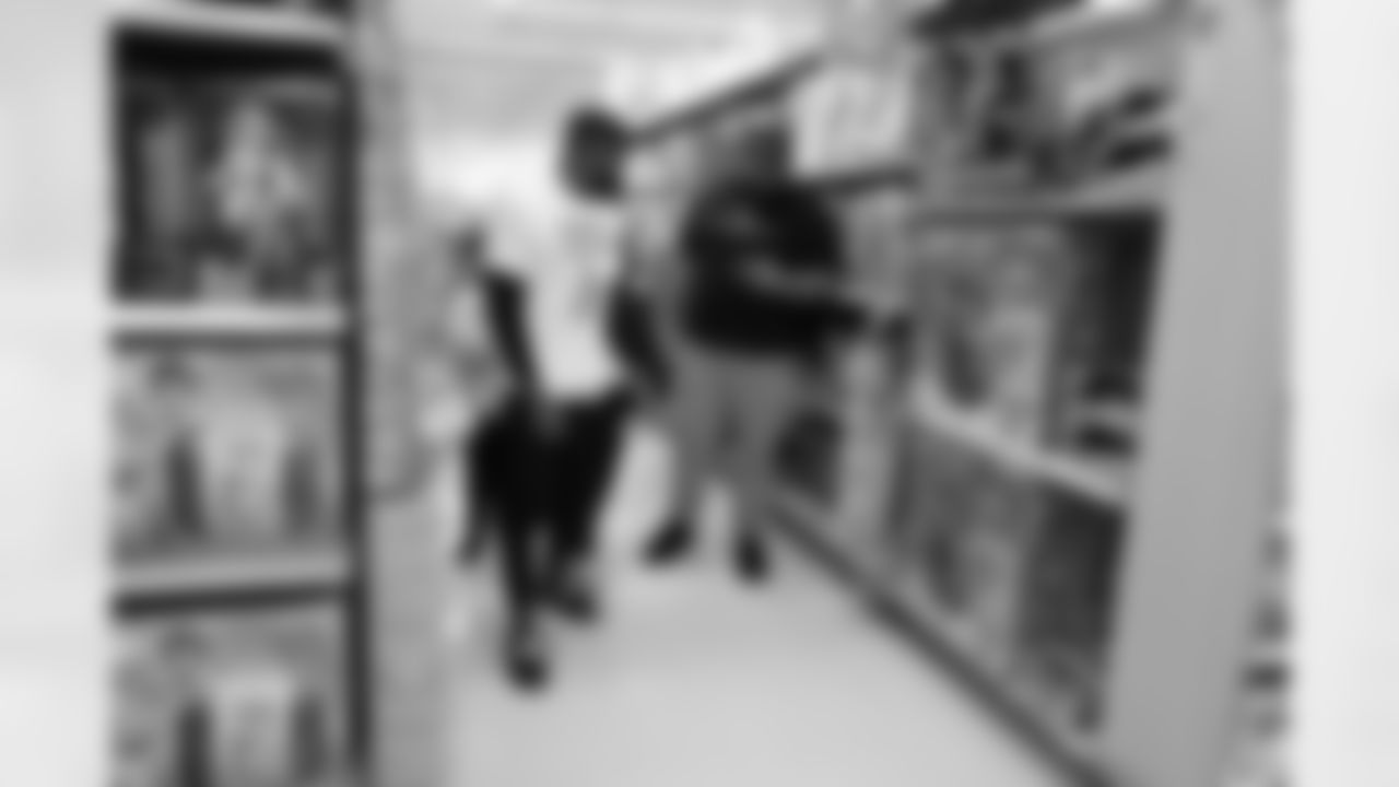 120522_ShopWithaJock_PP_009