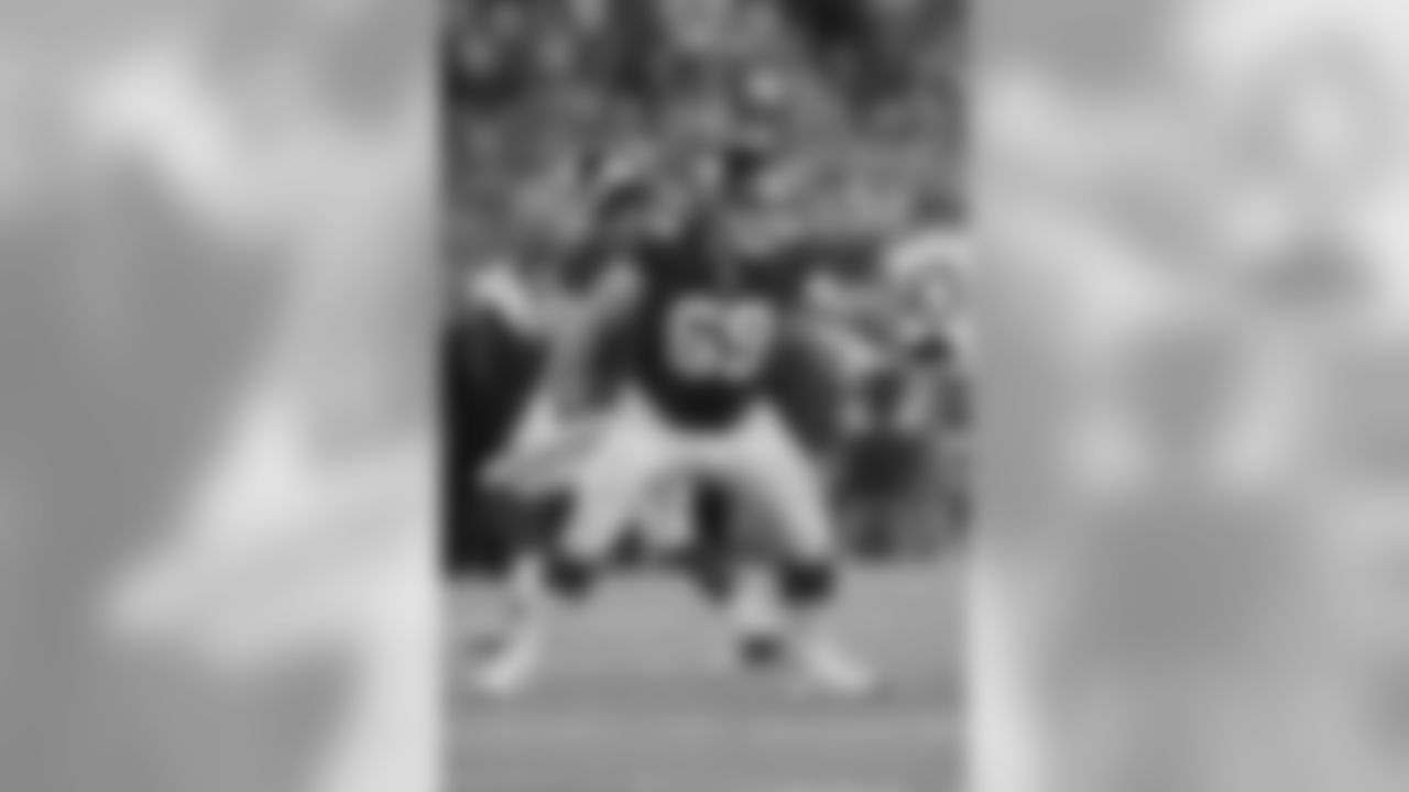 New York Giants offensive lineman Brett Jones (69) pass blocks in action against the Detroit Lions Monday Sept. 18, 2017 in East Rutherford, N.J. (Damian Strohmeyer via AP)