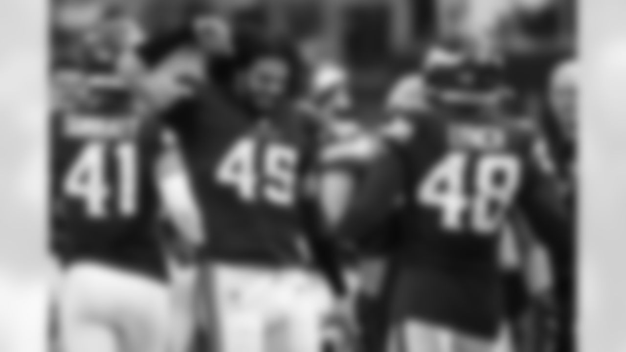 LB Troy Dye