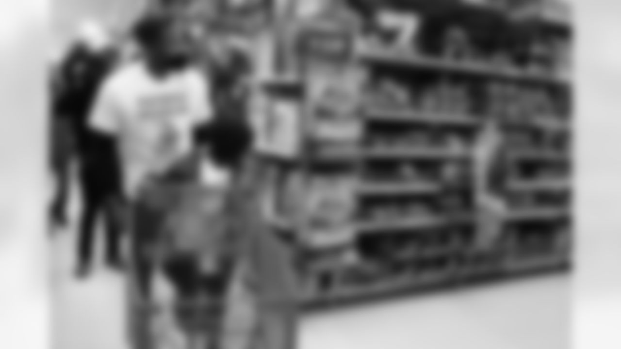 120522_ShopWithaJock_PP_006