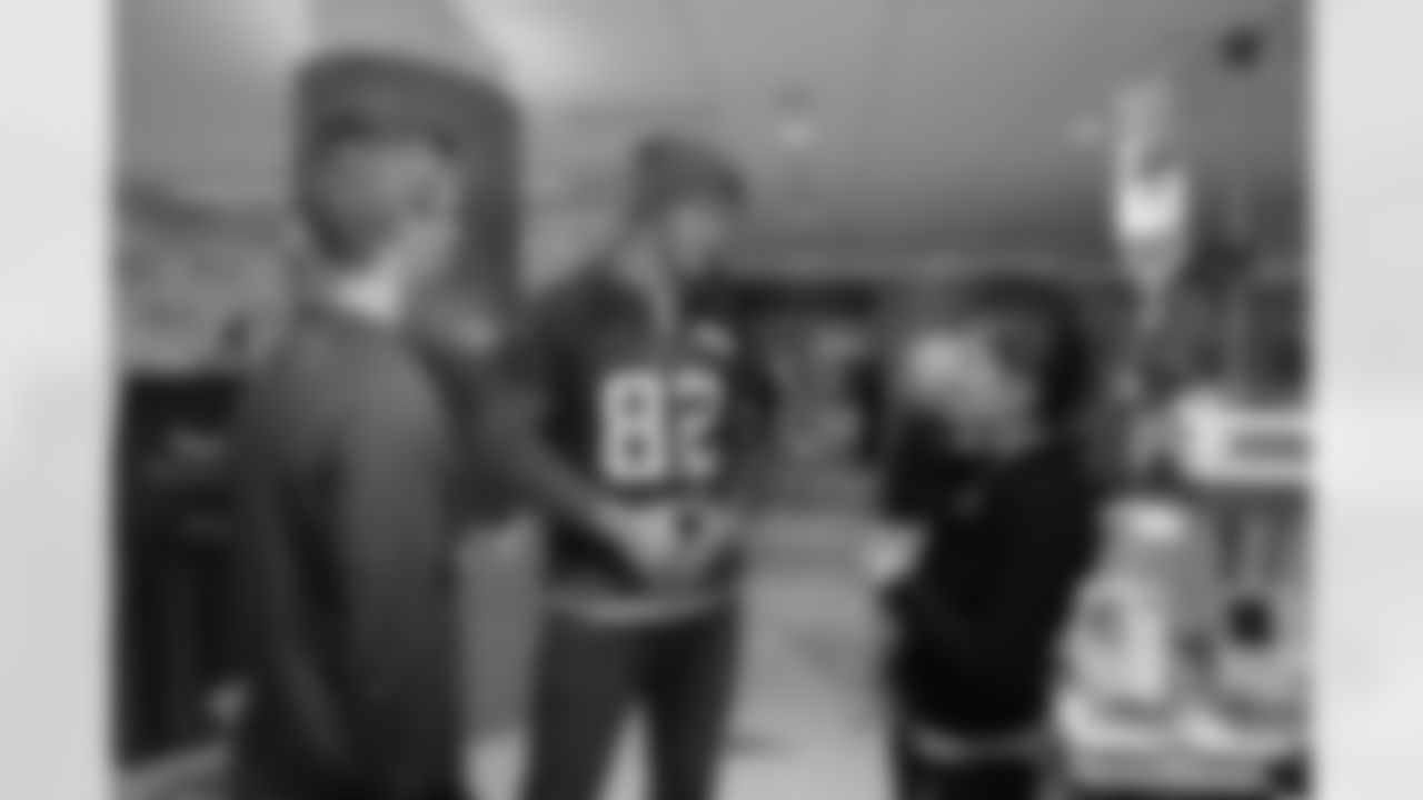 2016_1025_CR_KyleRudolph_HalloweenHuddle_530