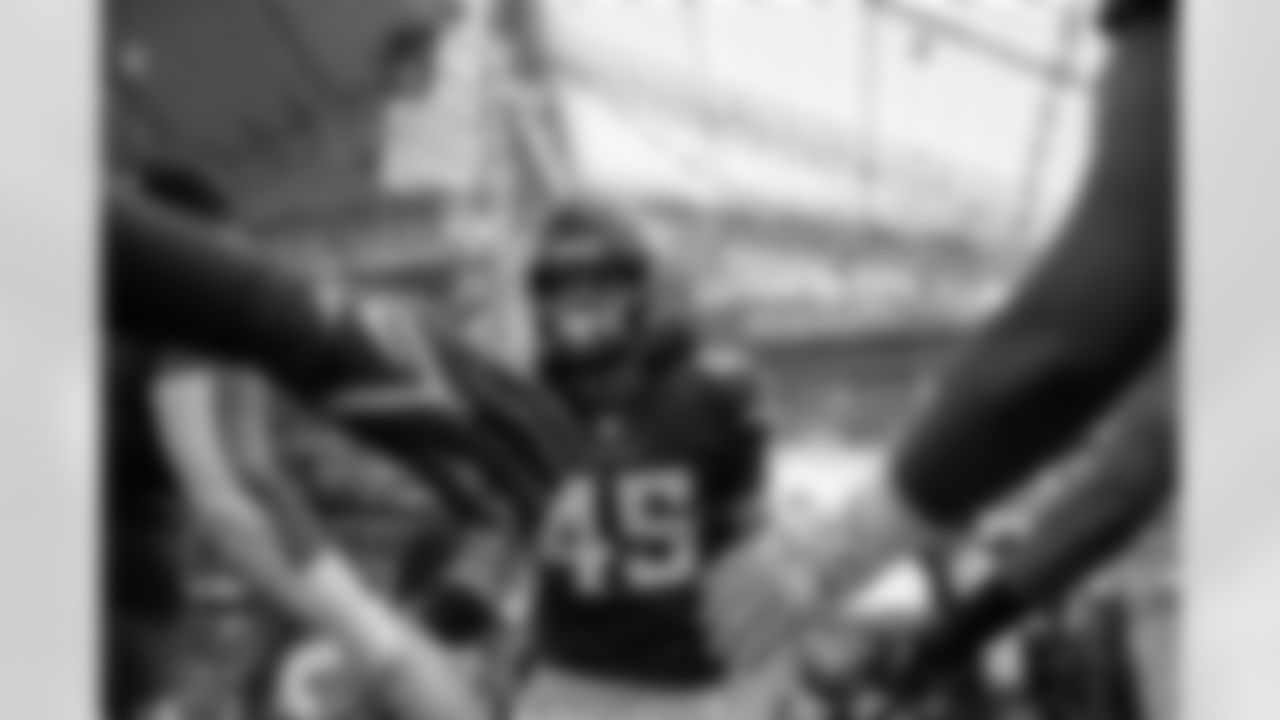 LB Troy Dye