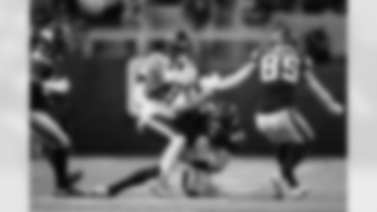 LB Troy Dye
