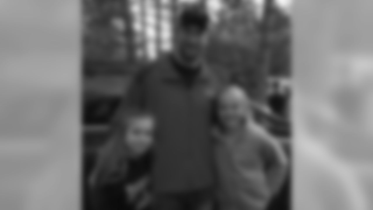Brian meets Sydney Suska and Katie Leidenfrost at Little Boy Resort.