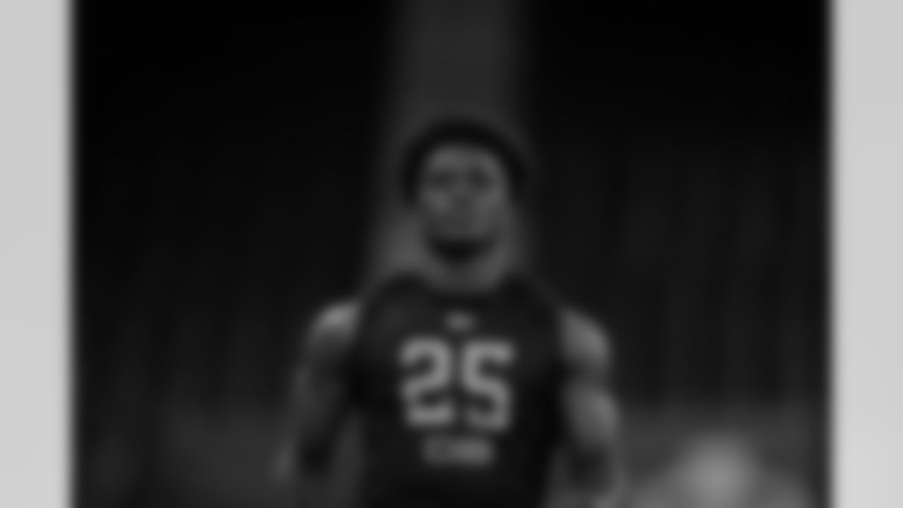 Auburn defensive back Roger McCreary (25) runs the 40-yard dash during the 2022 Scouting Combine on Sunday, March 6, 2022 in Indianapolis, Indiana. (Aaron Doster/NFL)