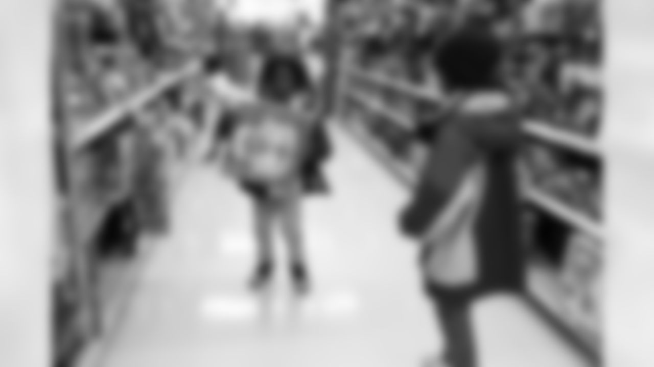 120522_ShopWithaJock_PP_010