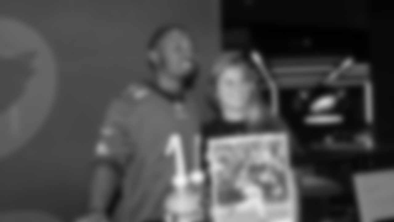 Kenneth Gainwell poses for photo with fan.