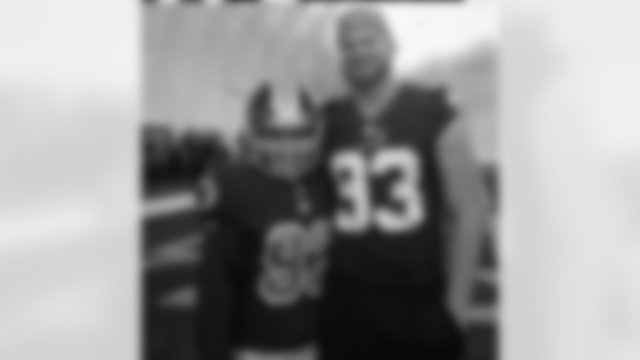 @tmurphy093 Double trouble!! Had to steal a pic with #93 out there. Thanks to all the WOW ladies for coming out #hail #Redskins