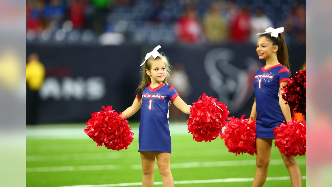 Charles Omenihu cheers on Deshaun Watson against Texans