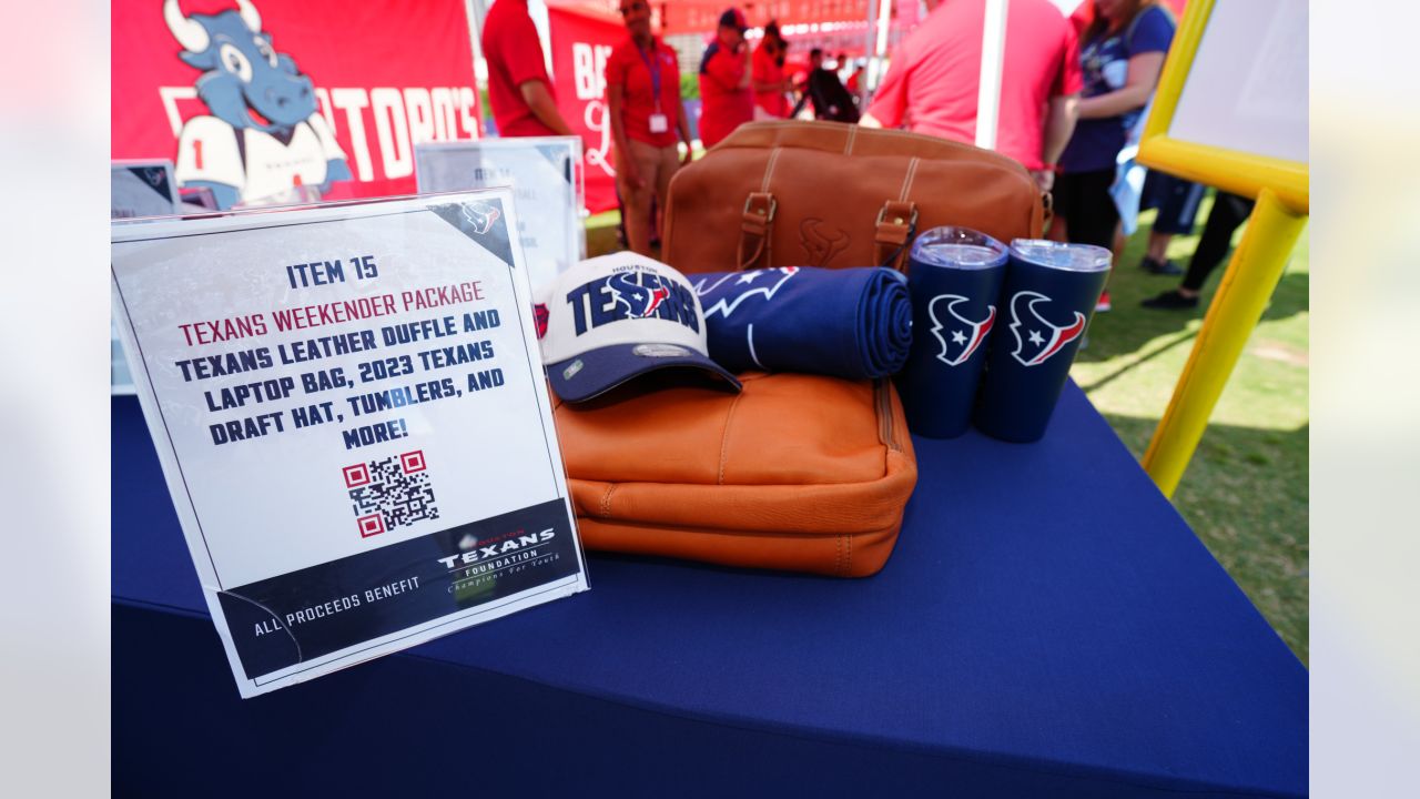 Photos: Houston fans celebrate Texans draft picks at Miller Outdoor Park –  Houston Public Media