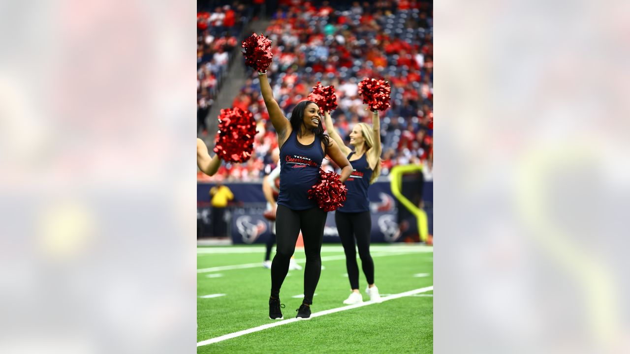 \ud83d\udcf8 | Houston Texans Cheerleaders Alumni featured during halftime