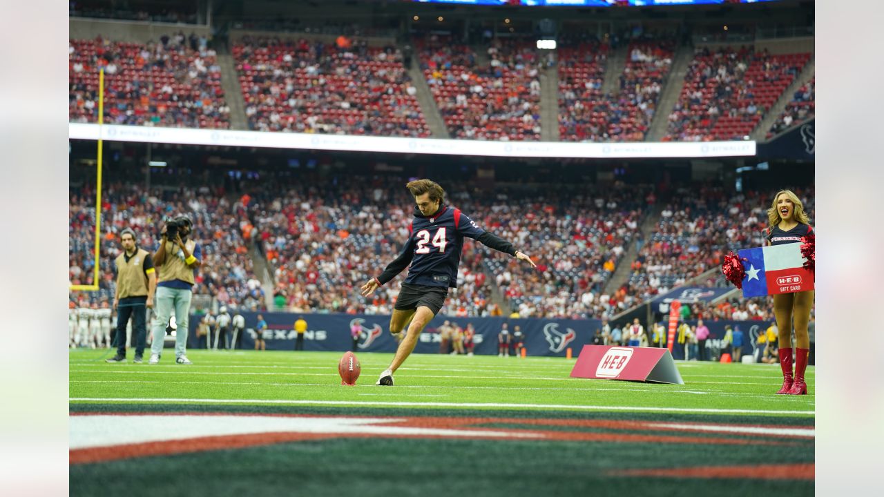 Cleveland Browns vs. Houston Texans. Fans support on NFL Game. Silhouette  of supporters, big screen with two rivals in background Stock Photo - Alamy