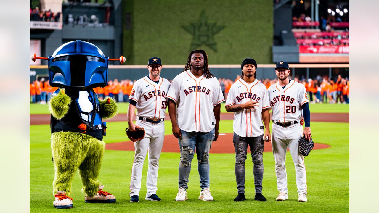 📸  Texans Rookies Throw Out First Pitch for the Houston Astros