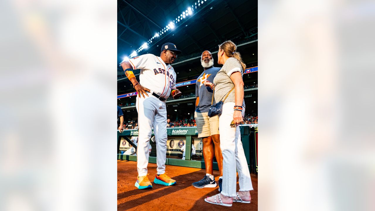 Astros players to sign autographs at select Academy stores
