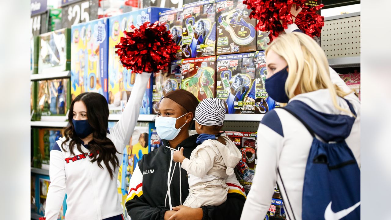 Texans' Laremy Tunsil surprises single mothers, children with meals, games,  gift bags and football tickets: 'I love giving back'