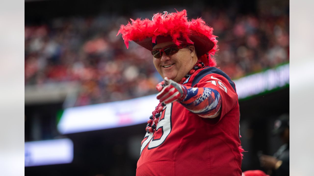 Kansas City Chiefs vs. Houston Texans. Fans support on NFL Game. Silhouette  of supporters, big screen with two rivals in background Stock Photo - Alamy