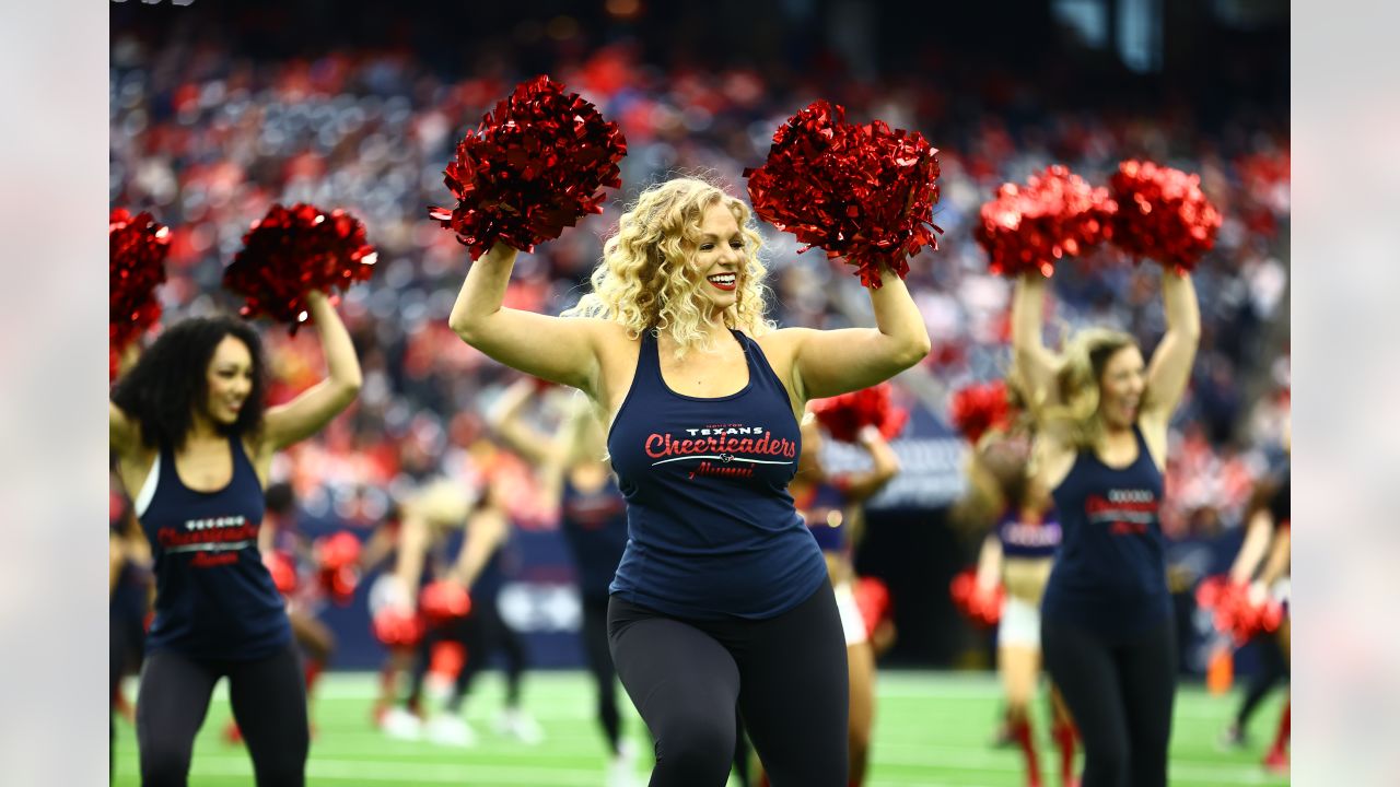 \ud83d\udcf8 | Houston Texans Cheerleaders Alumni featured during halftime