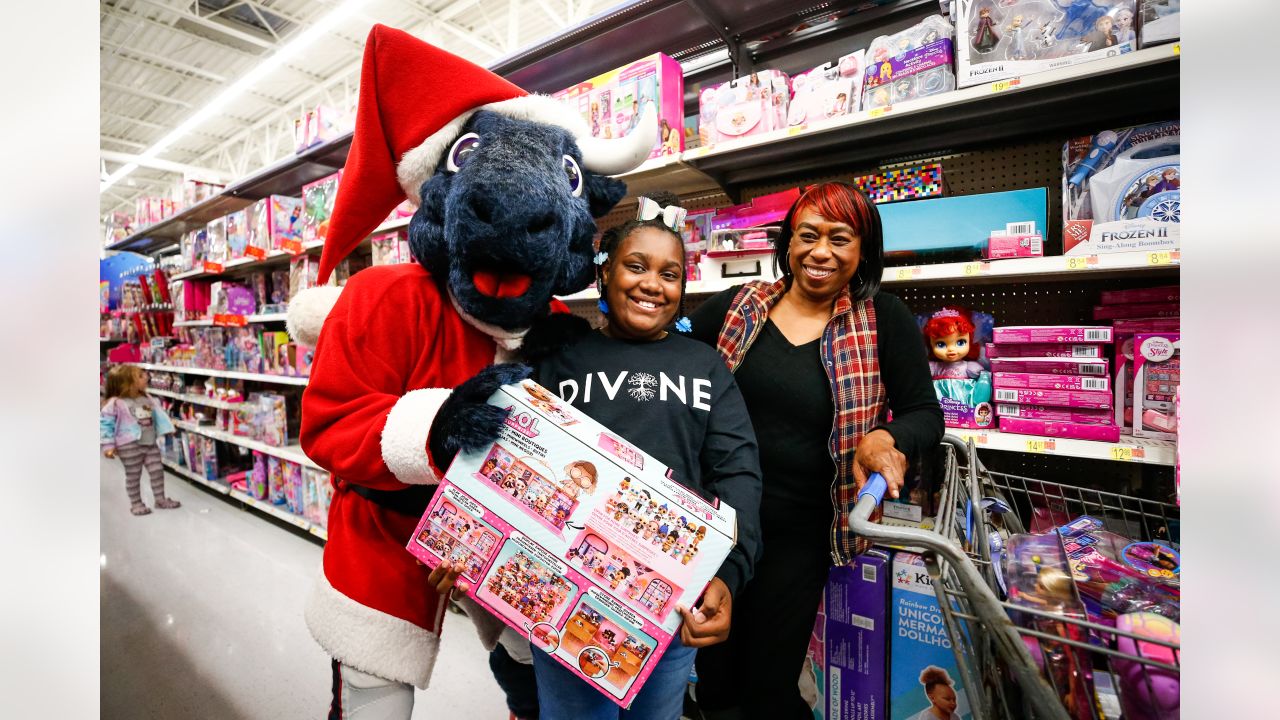 Texans' Laremy Tunsil surprises single mothers, children with