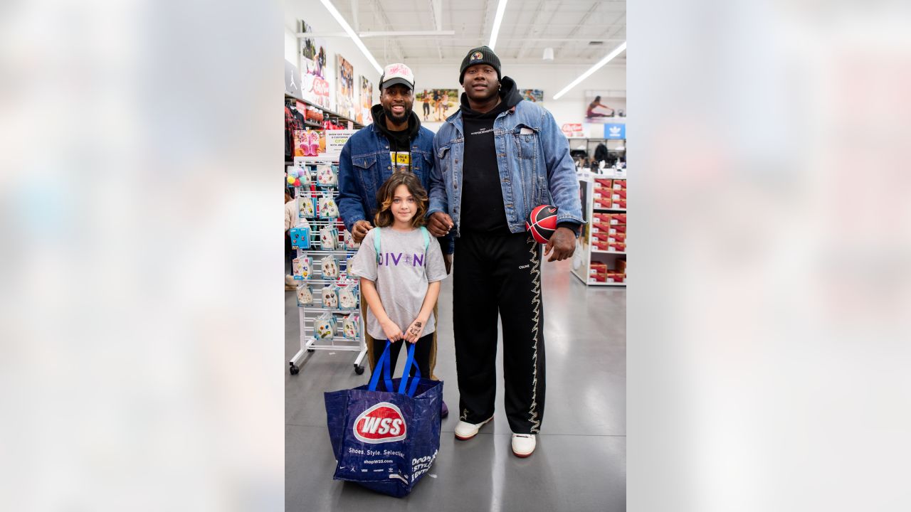 Texans' Laremy Tunsil surprises single mothers, children with