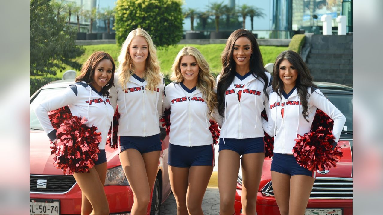 PHOTOS: Cheerleaders Go To Mexico City