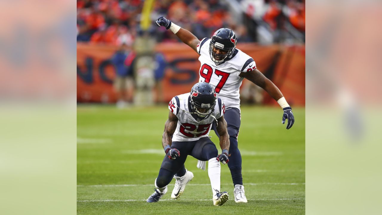 Demaryius Thomas wants to remain with Texans, doesn't want to retire