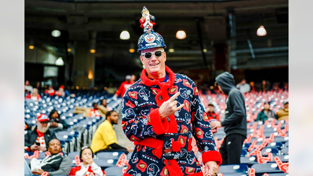 Kansas City Chiefs vs. Houston Texans. Fans support on NFL Game. Silhouette  of supporters, big screen with two rivals in background Stock Photo - Alamy