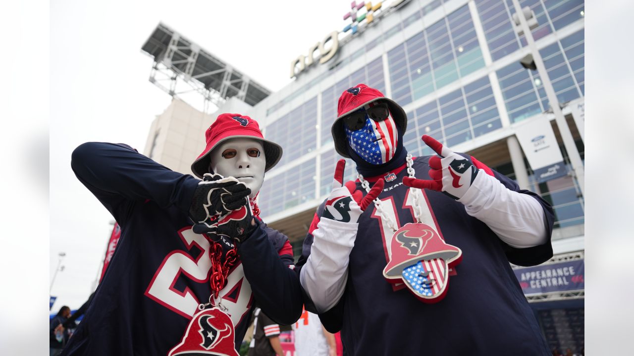 Cleveland Browns vs. Houston Texans. Fans support on NFL Game. Silhouette  of supporters, big screen with two rivals in background Stock Photo - Alamy