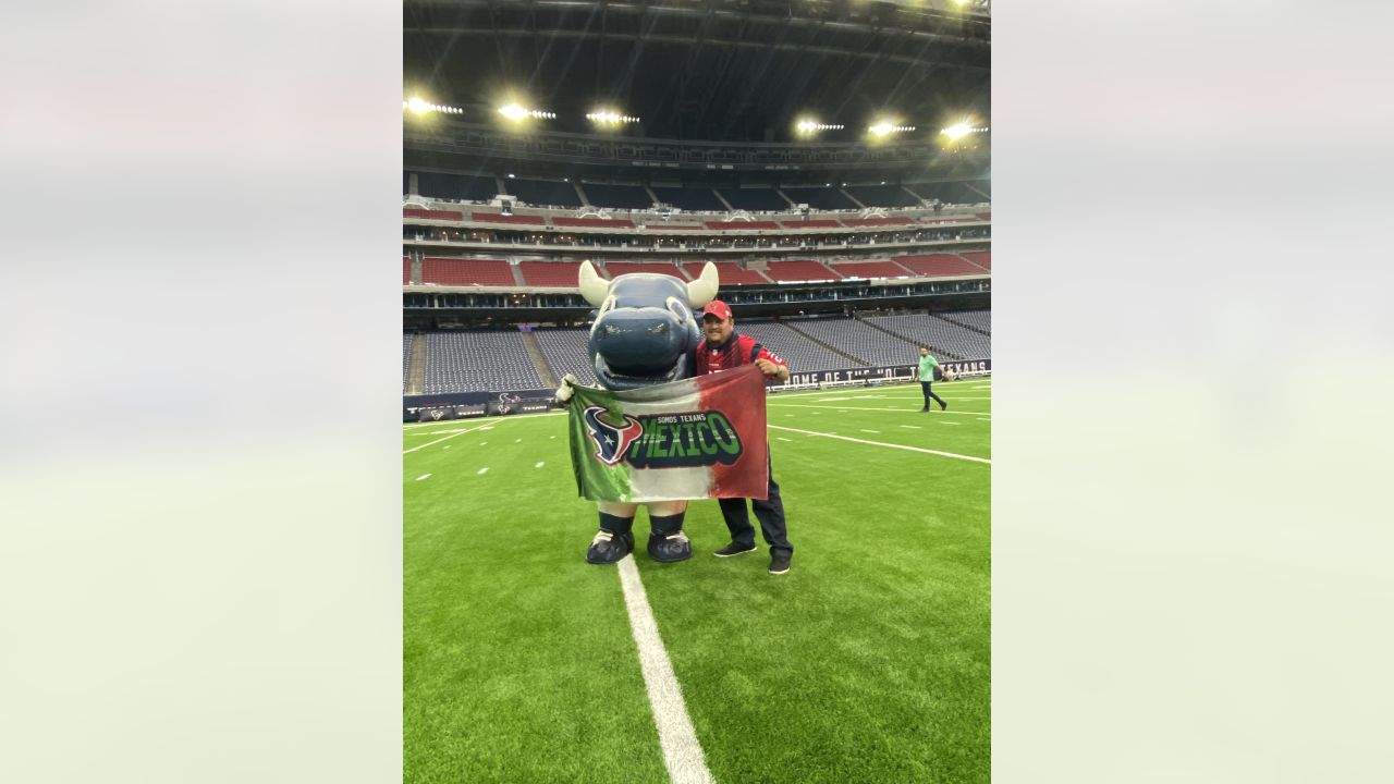 \ud83d\udcf8 | Mexico fans visit NRG Stadium for Liberty White Out game