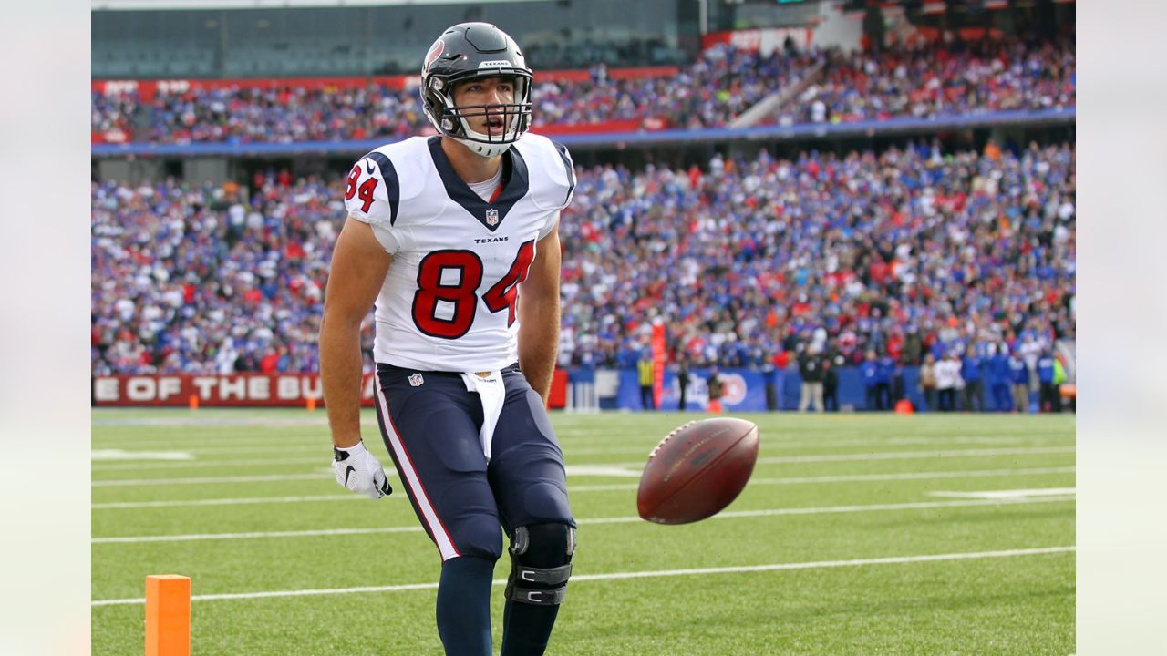 Chicago Bears tight end Ryan Griffin (84) celebrates after making