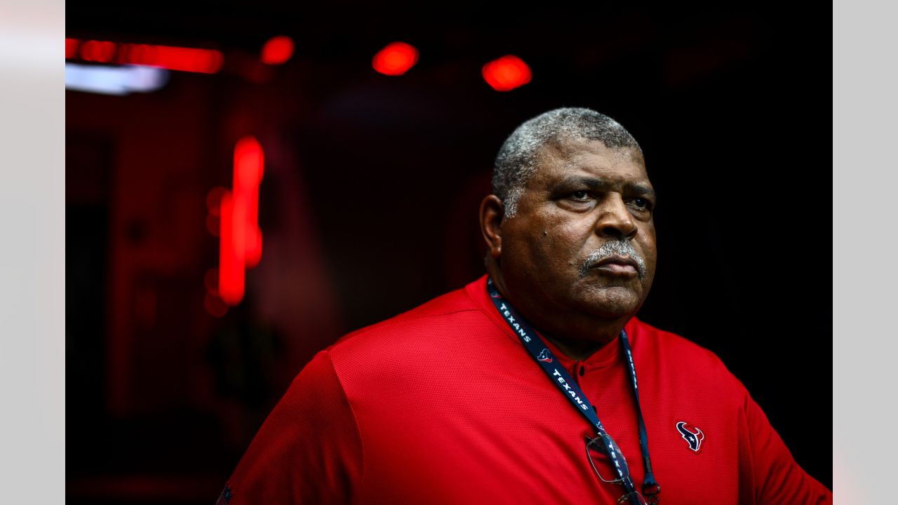 After Texans' first win, Romeo Crennel has dance fever