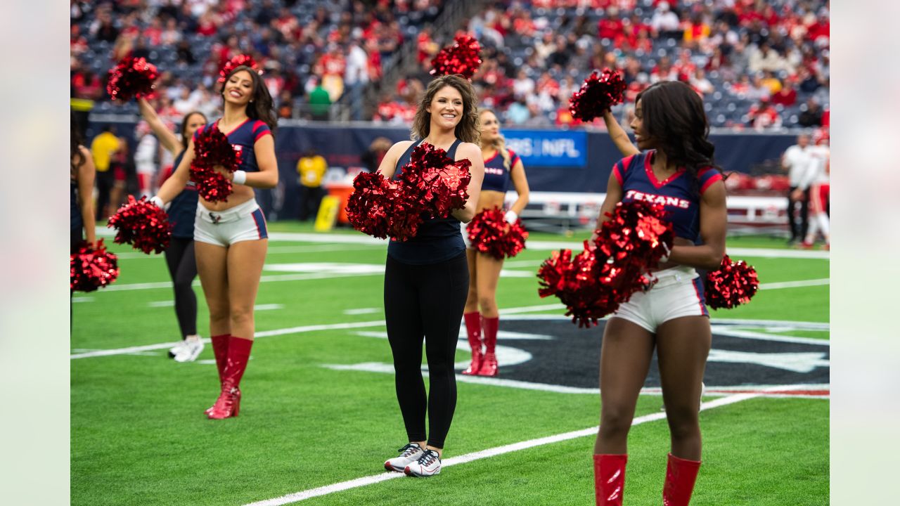 \ud83d\udcf8 | Houston Texans Cheerleaders Alumni featured during halftime