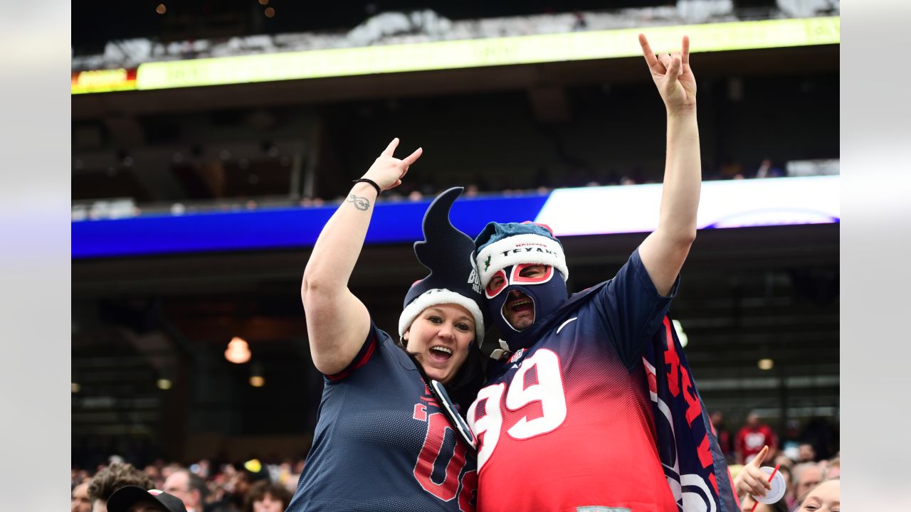 Cleveland Browns vs. Houston Texans. Fans support on NFL Game. Silhouette  of supporters, big screen with two rivals in background Stock Photo - Alamy