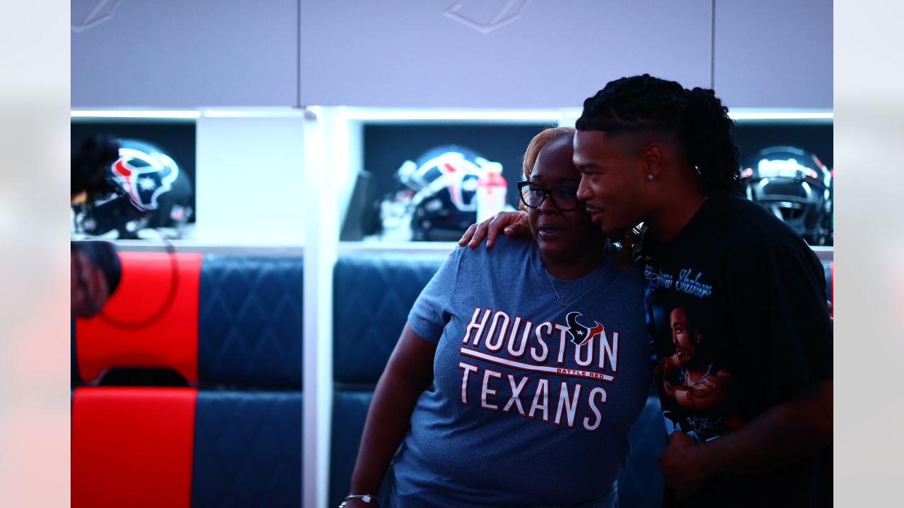 Houston Texans star John Metchie III hosts 'hospital family' to