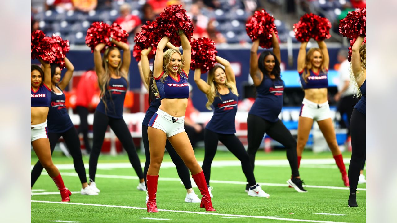 \ud83d\udcf8 | Houston Texans Cheerleaders Alumni featured during halftime