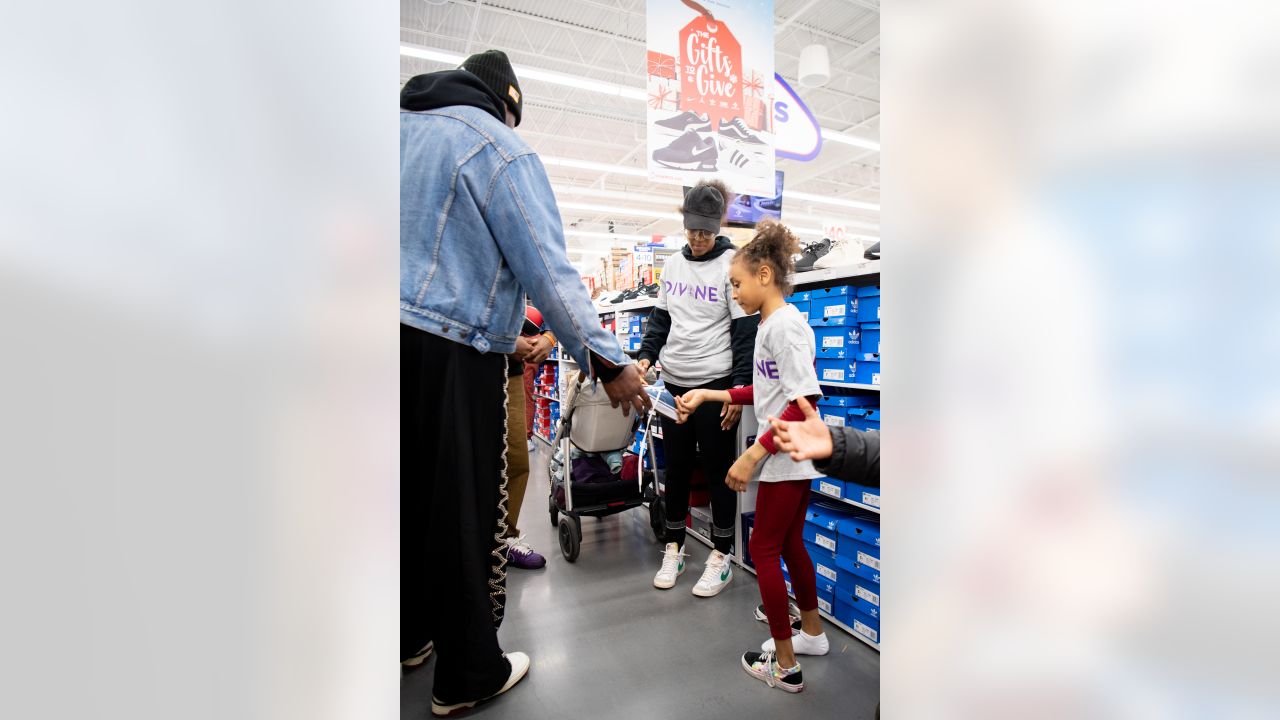 Texans' Laremy Tunsil surprises single mothers, children with meals, games,  gift bags and football tickets: 'I love giving back'