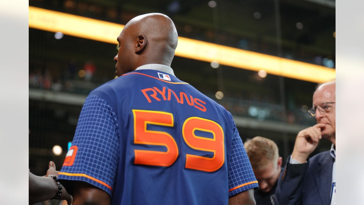 📸  Head Coach DeMeco Ryans throws out first pitch for the Houston Astros