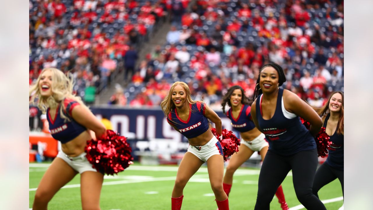 \ud83d\udcf8 | Houston Texans Cheerleaders Alumni featured during halftime