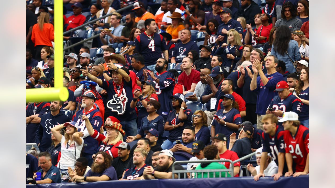 Cleveland Browns vs. Houston Texans. Fans support on NFL Game. Silhouette  of supporters, big screen with two rivals in background Stock Photo - Alamy