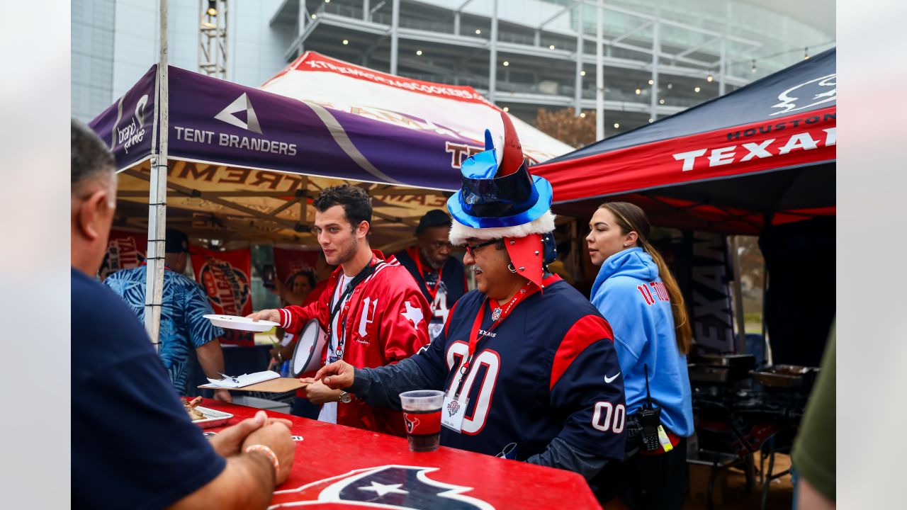 Houston Texans - The H-E-B Tailgater of the Game is 'Bulls on Party  Tailgaters' in the Maroon Lot! Let's go Texans! Tailgate Photos: