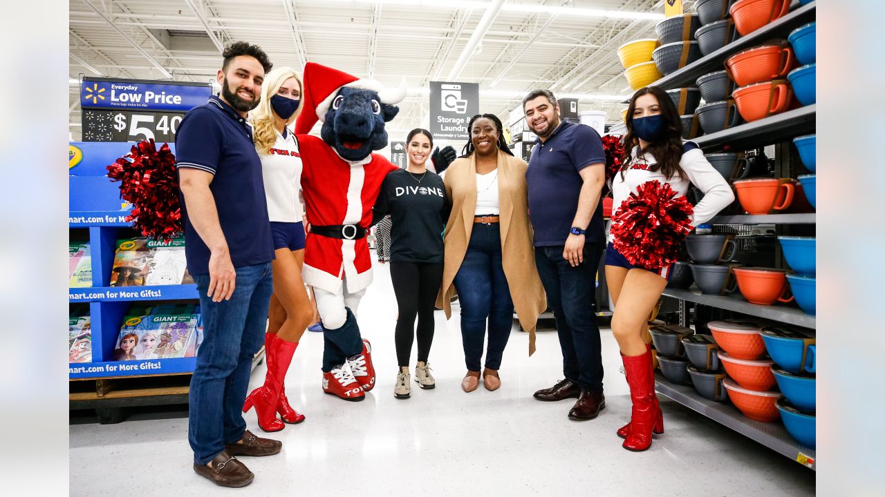 Texans' Laremy Tunsil surprises single mothers, children with meals, games,  gift bags and football tickets: 'I love giving back'