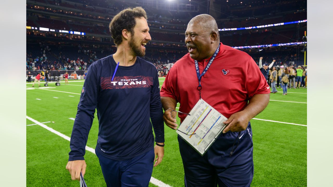 Texans' Romeo Crennel announces his retirement after 50 years of coaching