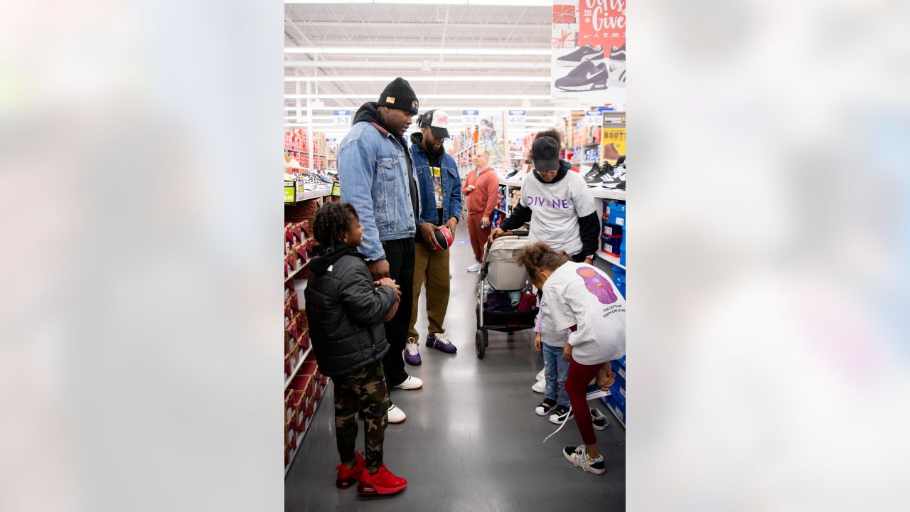 Texans' Laremy Tunsil surprises single mothers, children with meals, games,  gift bags and football tickets: 'I love giving back'