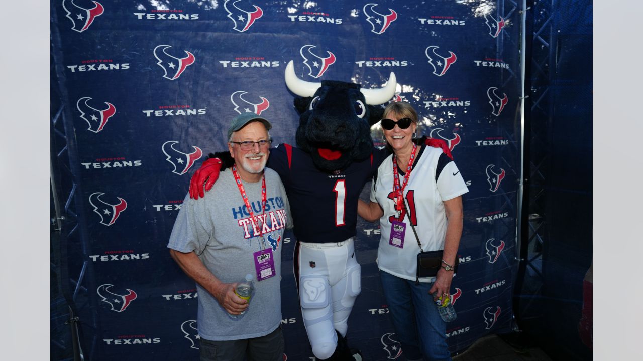 Photos: Houston fans celebrate Texans draft picks at Miller Outdoor Park –  Houston Public Media