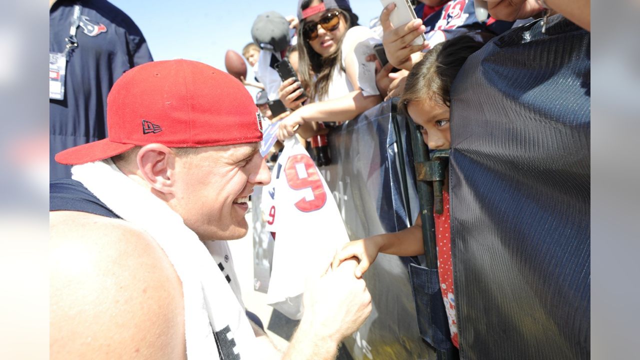 Autograph Session at Nissan Stadium