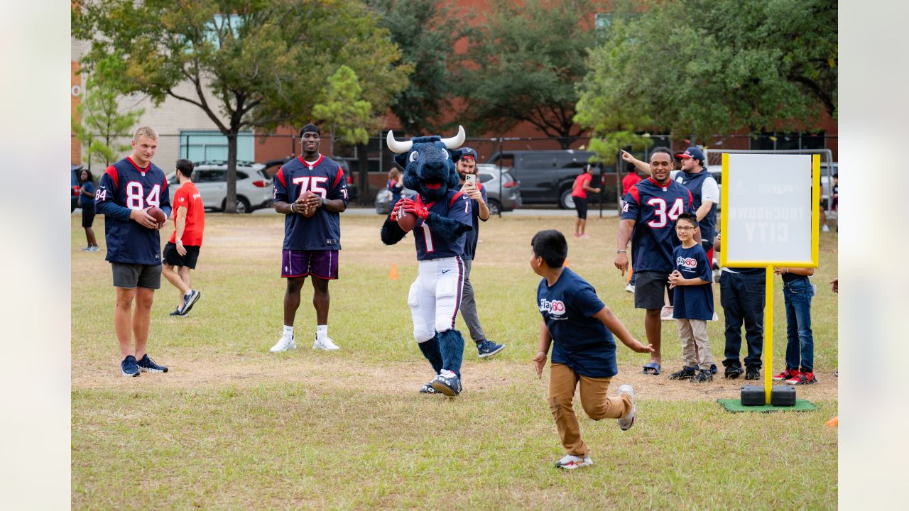 Redskins, kids Play 60 at Belvoir Annual youth fitness event included some  40 children from JBM-HH, Article