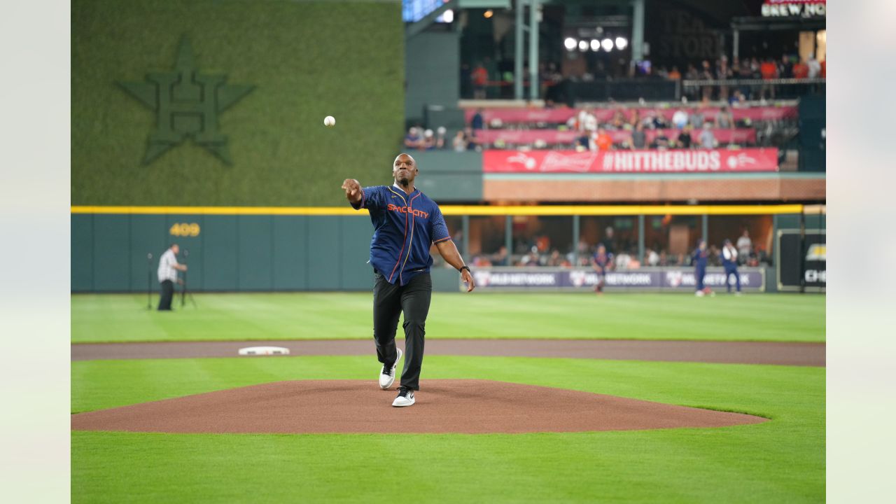 📸  Head Coach DeMeco Ryans throws out first pitch for the Houston Astros